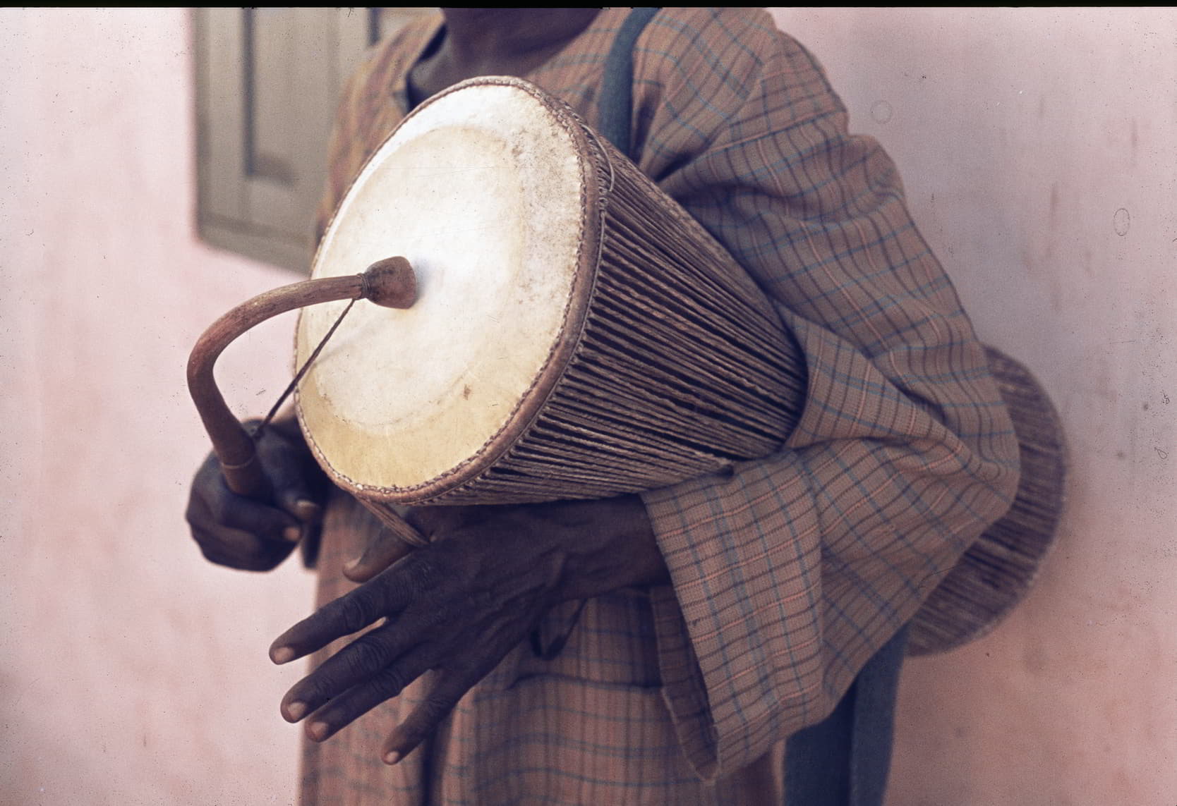 holding a sewn lunga