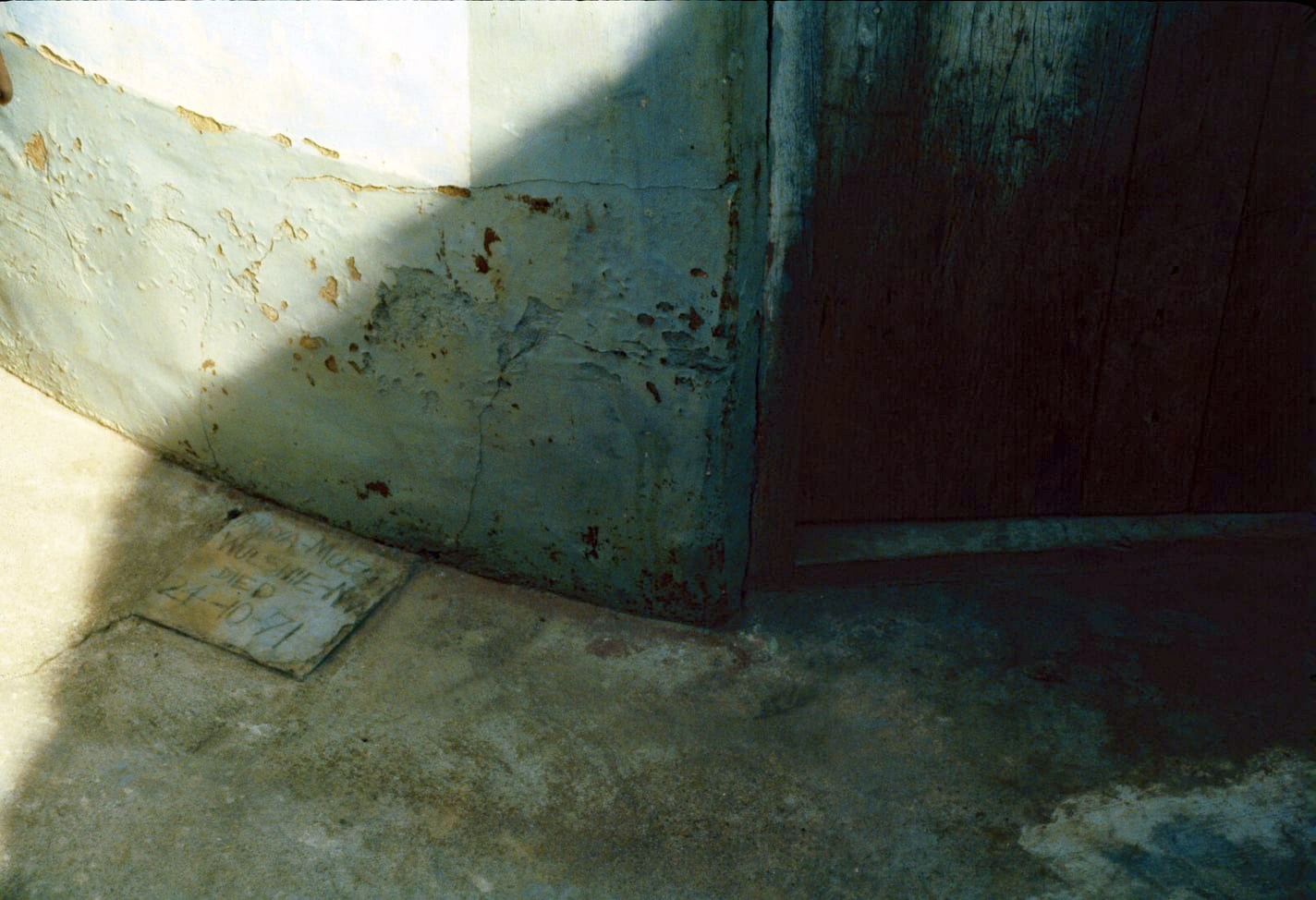 grave in compound